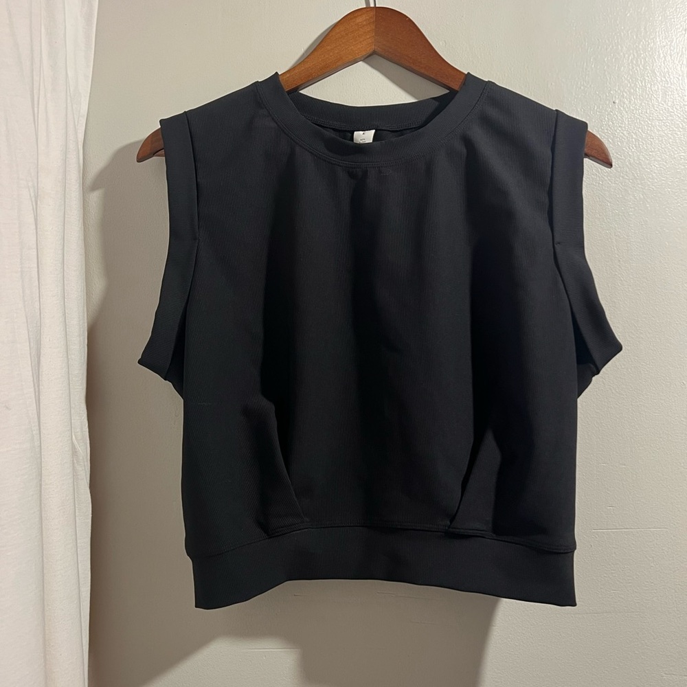Halara
Size: L
Color: women’s cropped crew neck black
Condition: NWT